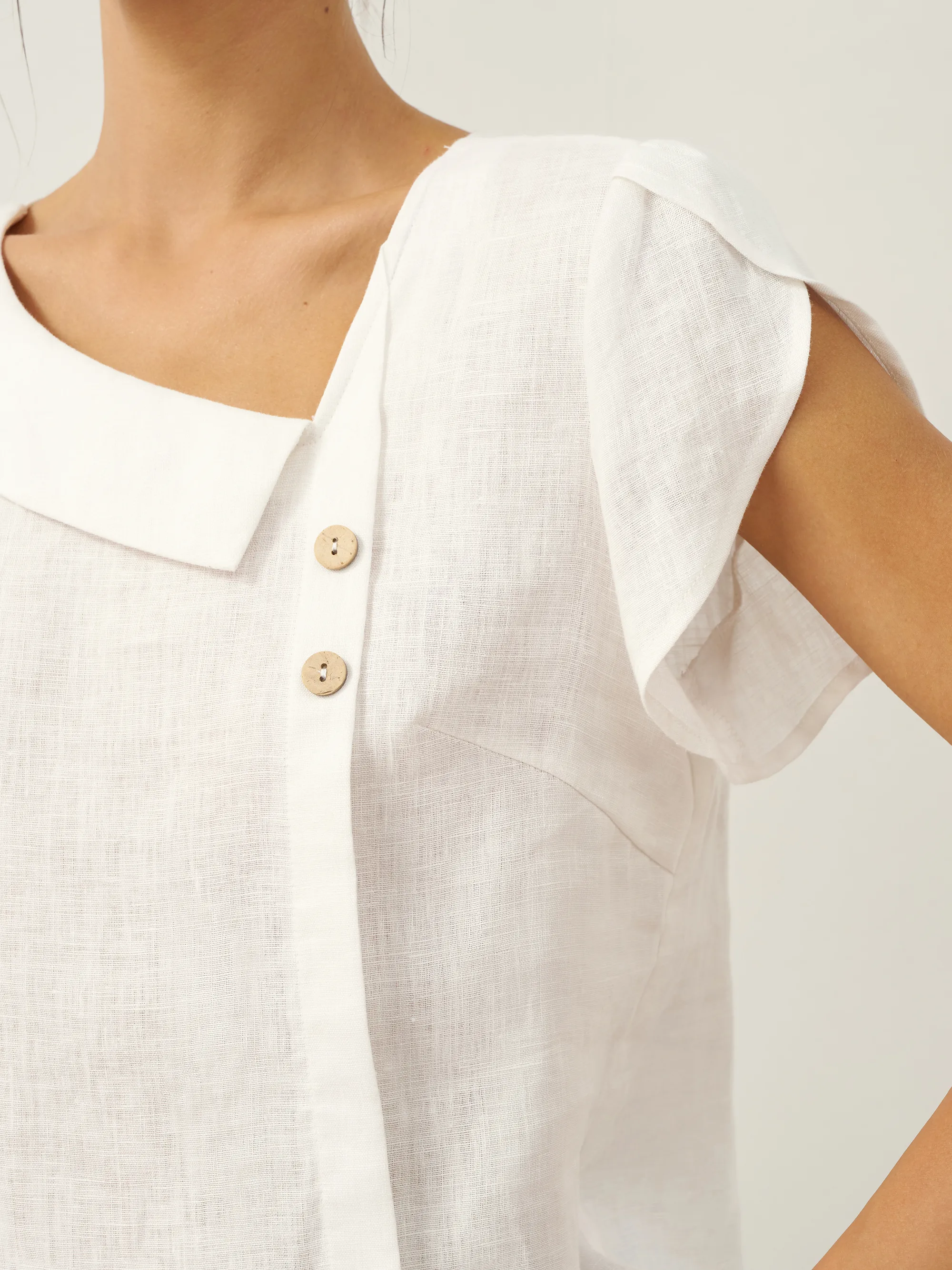 100% Linen Crescent Collar Flutter Sleeve Top FARA - Image 6