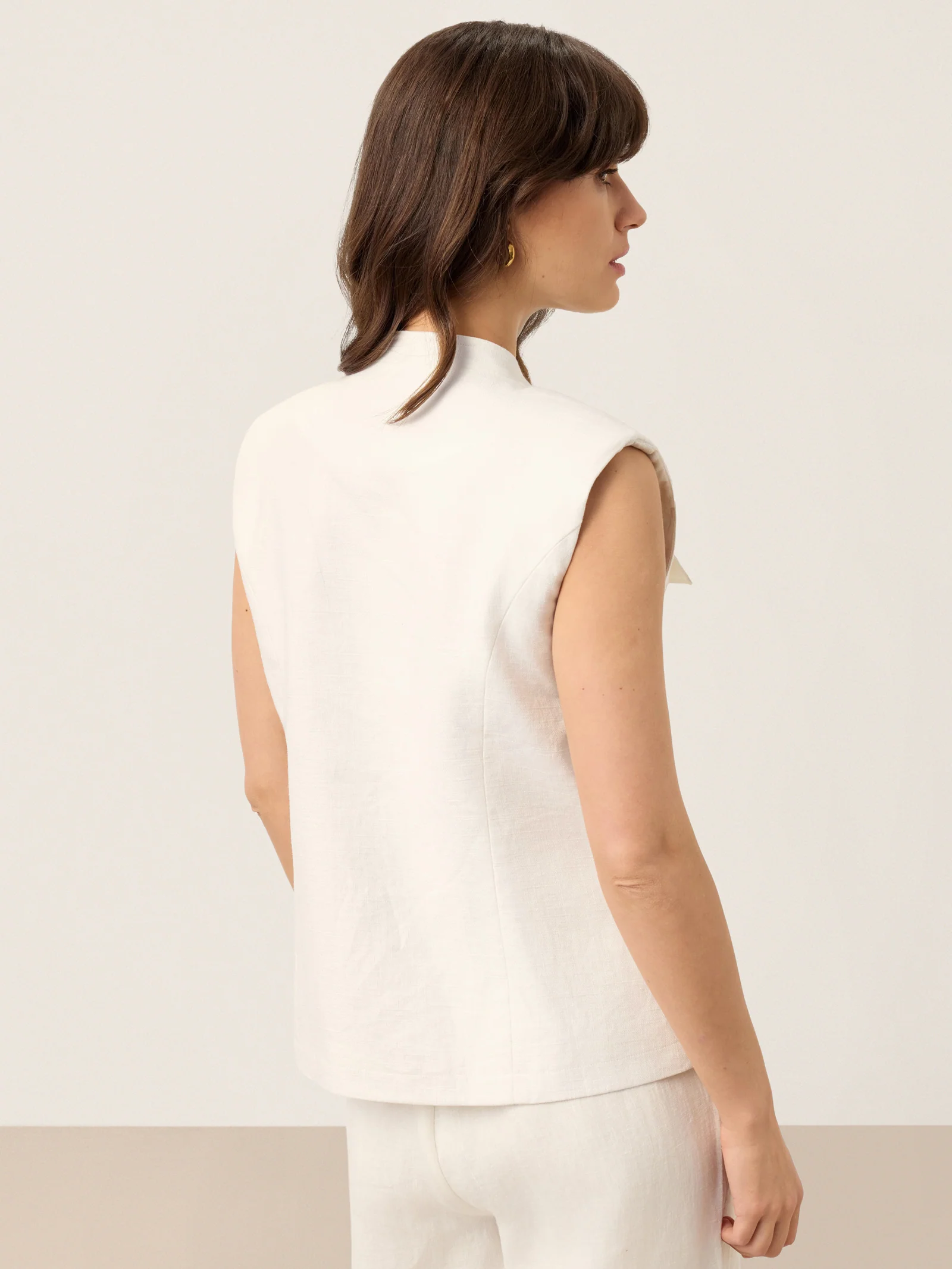 100% Linen Four-Pocket Tailored Sleeveless Vest COSIMA - Image 3