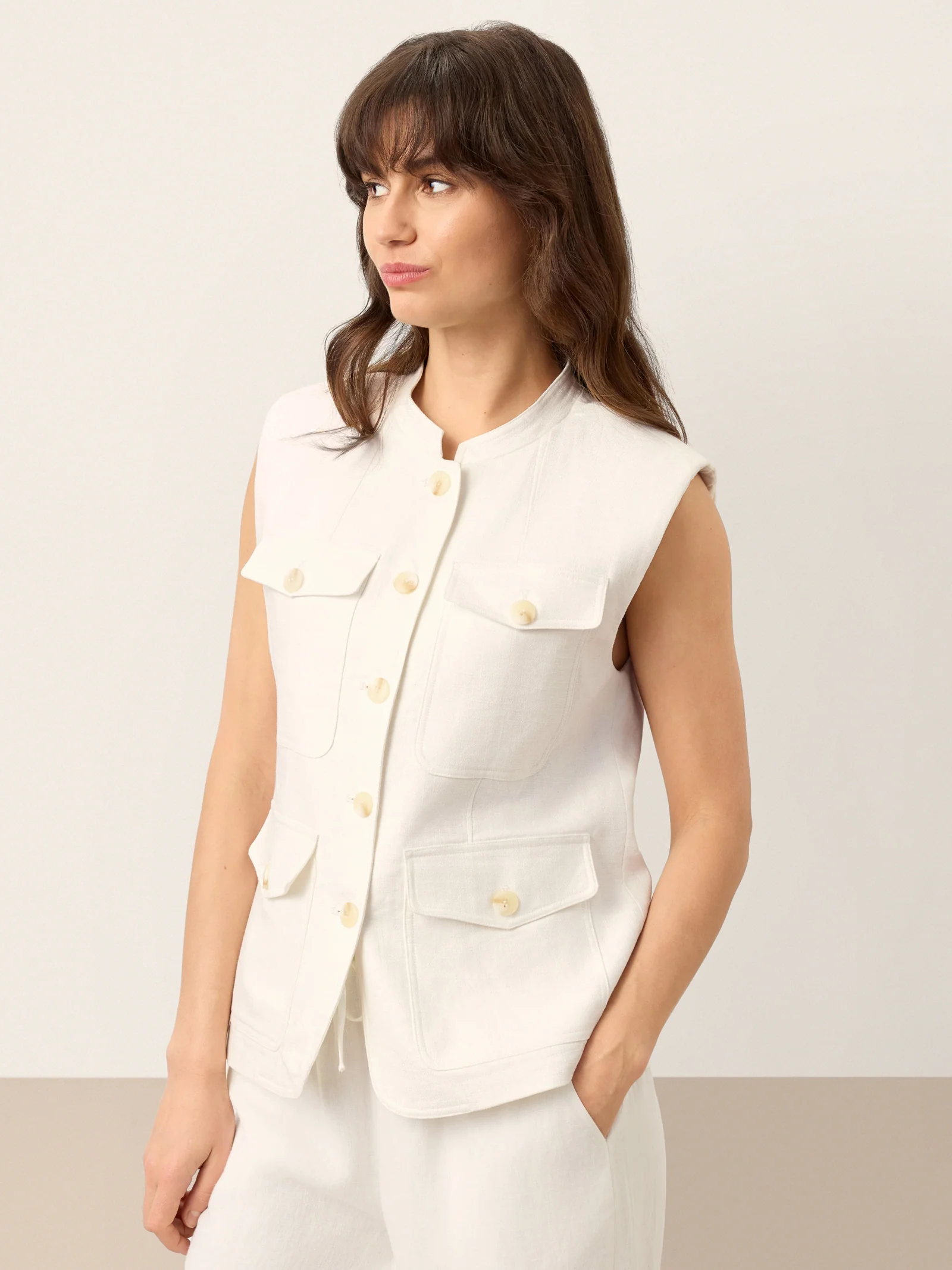 100% Linen Four-Pocket Tailored Sleeveless Vest COSIMA - Image 4