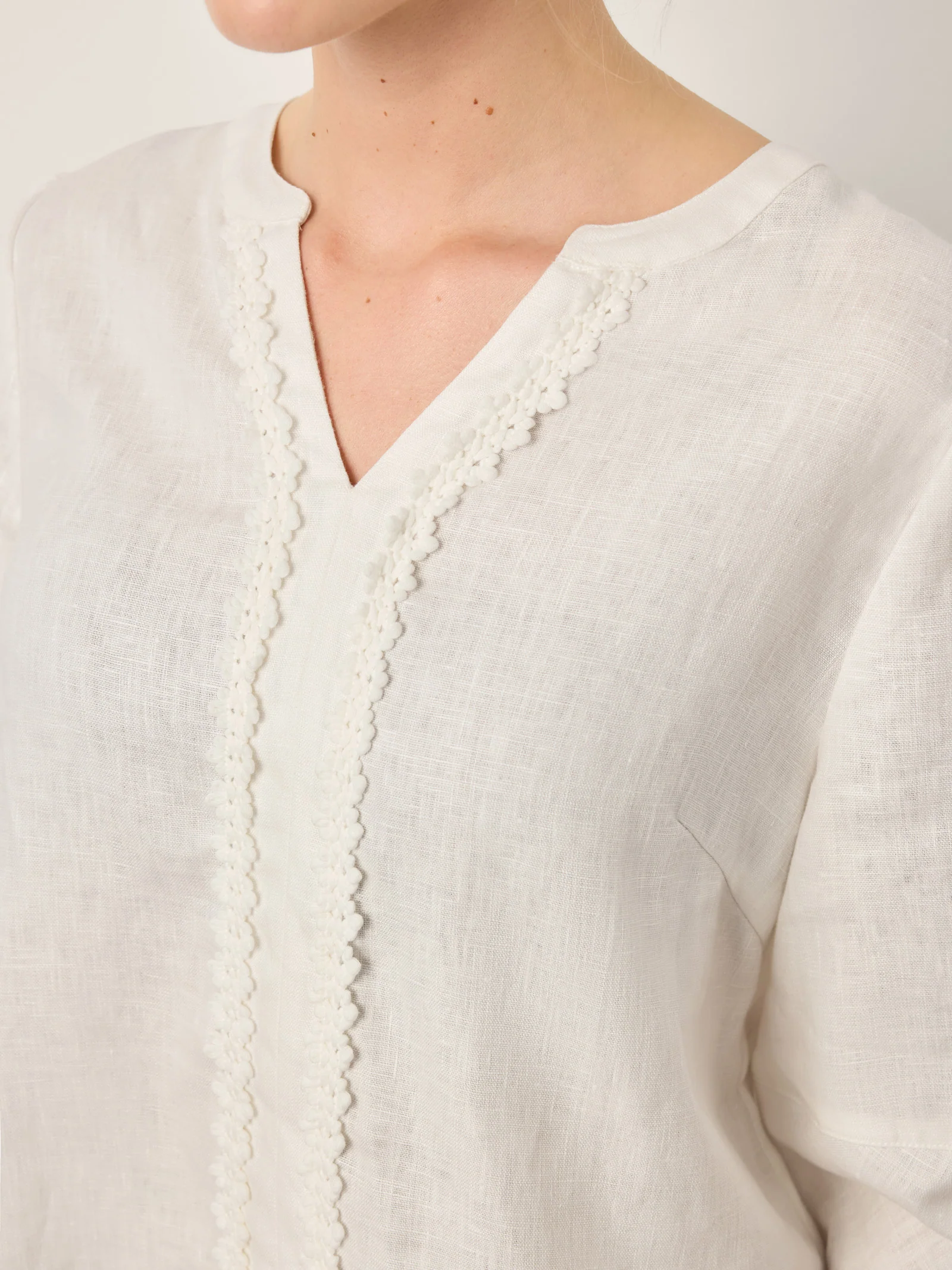100% Linen Lace Trim Lantern Sleeve V-Neck Top LIVIAN - Image 4