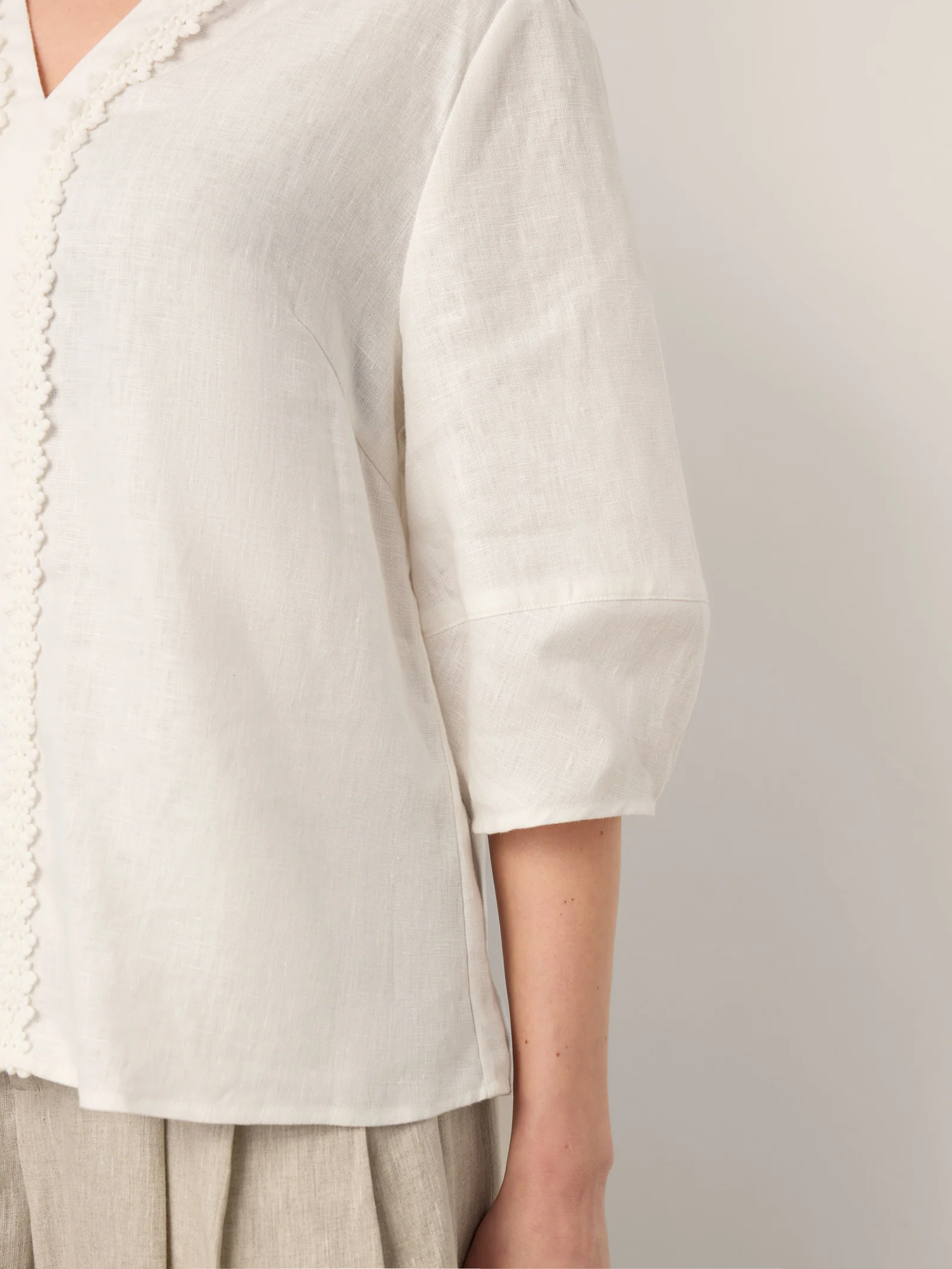 100% Linen Lace Trim Lantern Sleeve V-Neck Top LIVIAN - Image 7