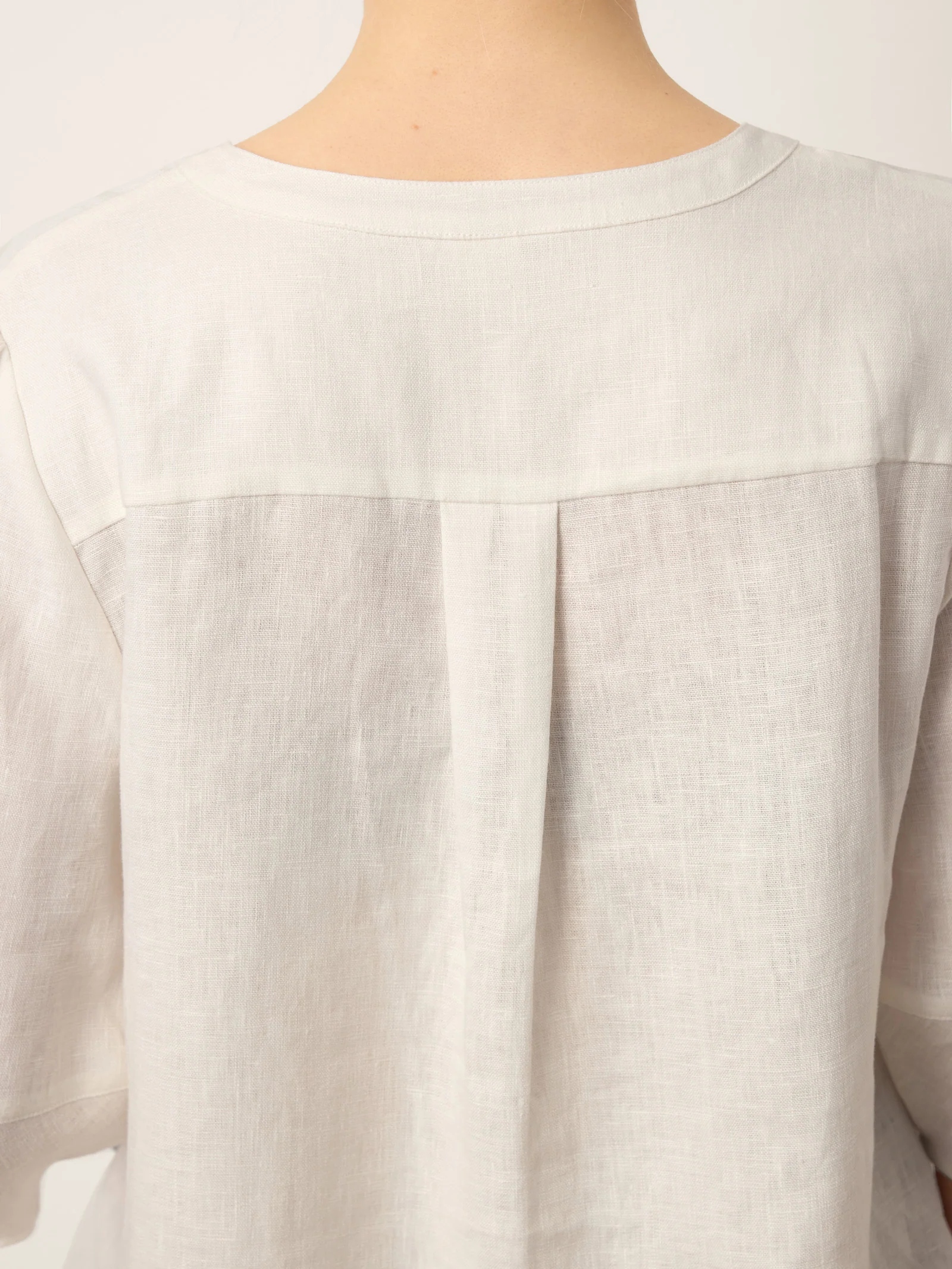 100% Linen Lace Trim Lantern Sleeve V-Neck Top LIVIAN - Image 8