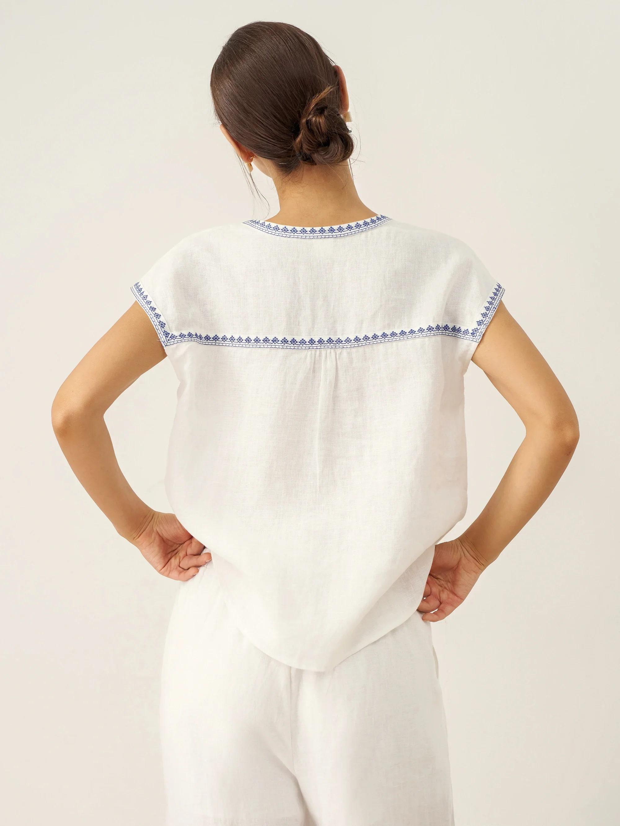 100% Linen V-Neck Embroidered Crop Top FENE - Image 5