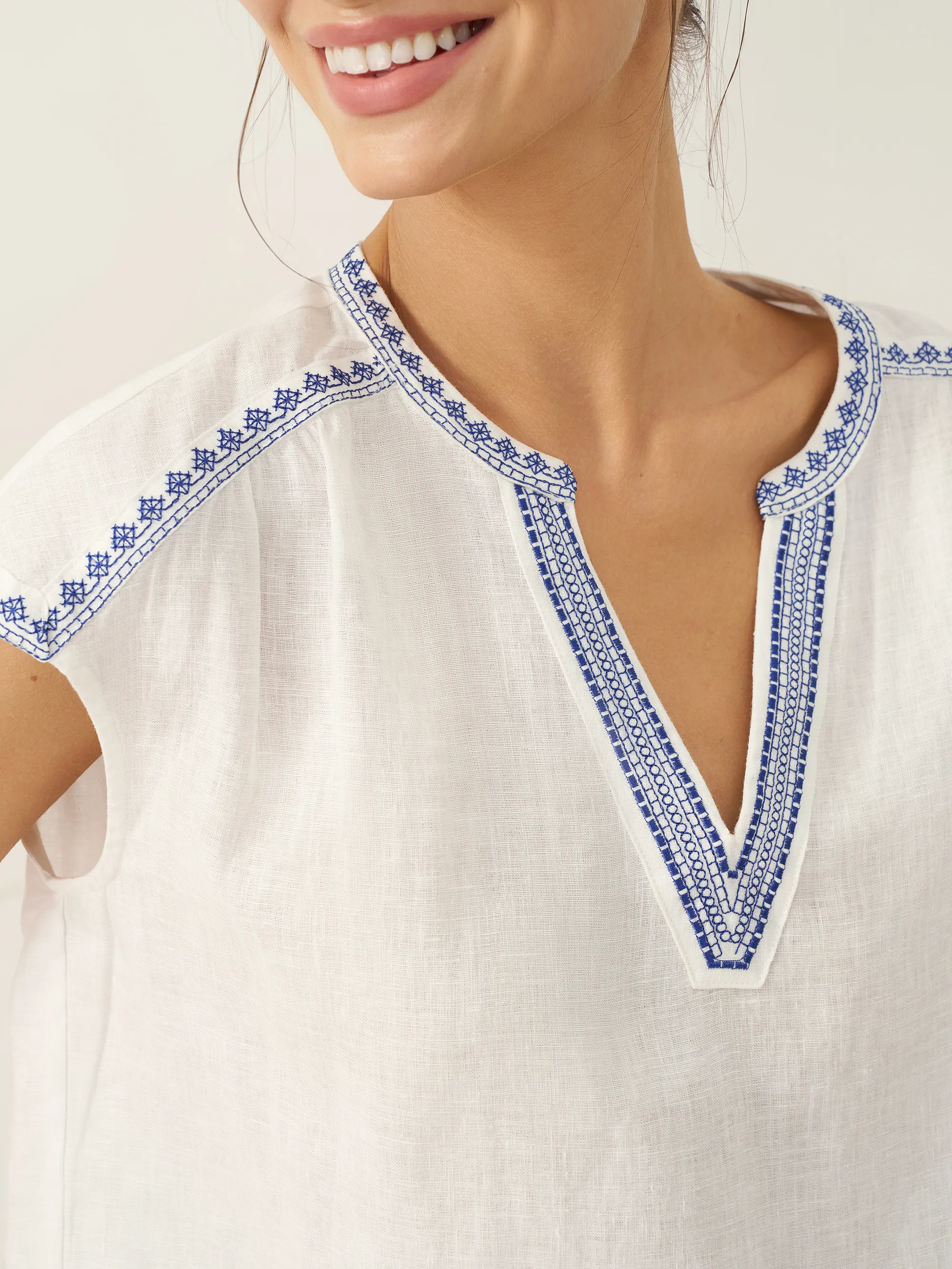 100% Linen V-Neck Embroidered Crop Top FENE - Image 8