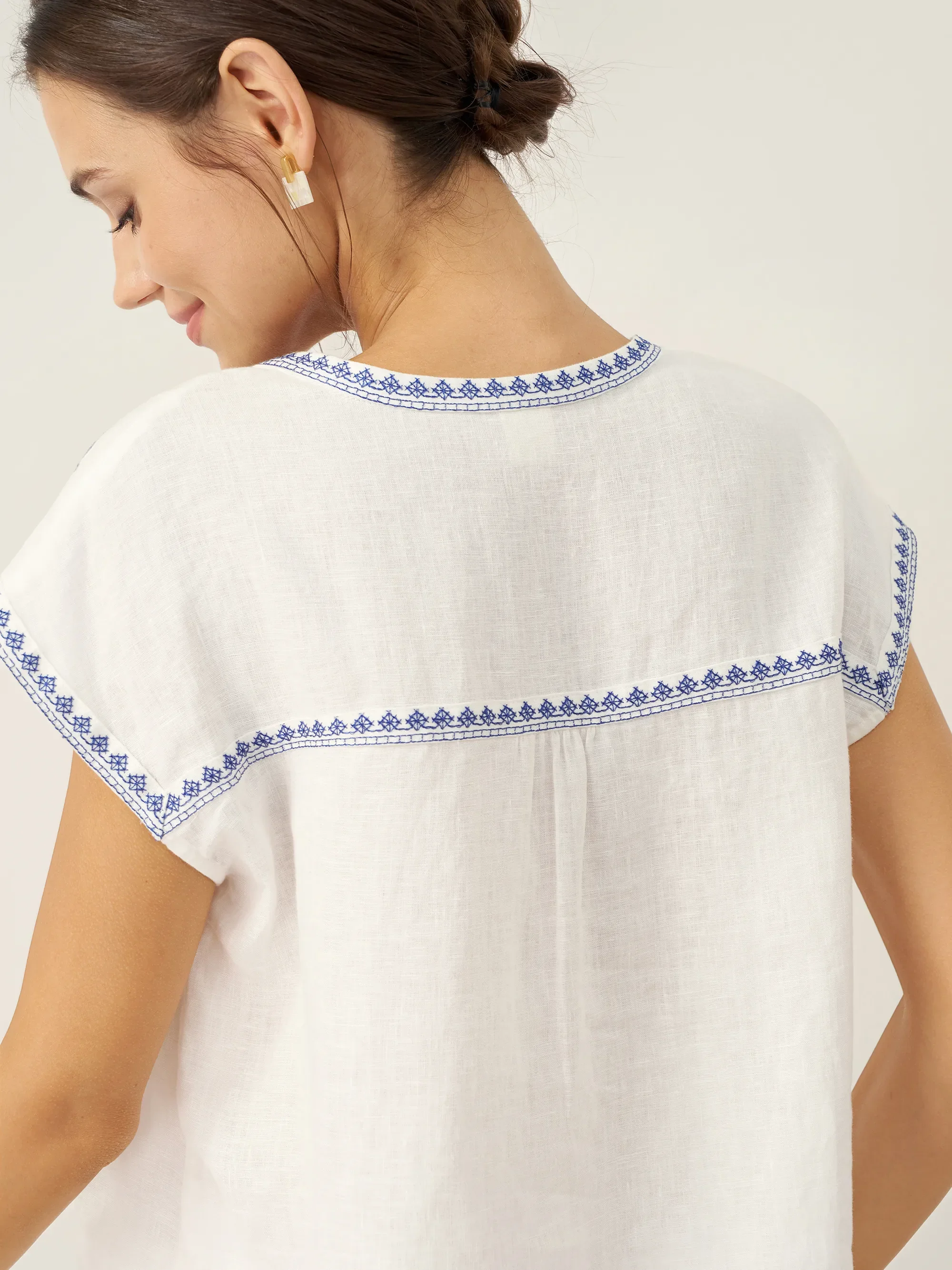 100% Linen V-Neck Embroidered Crop Top FENE - Image 9