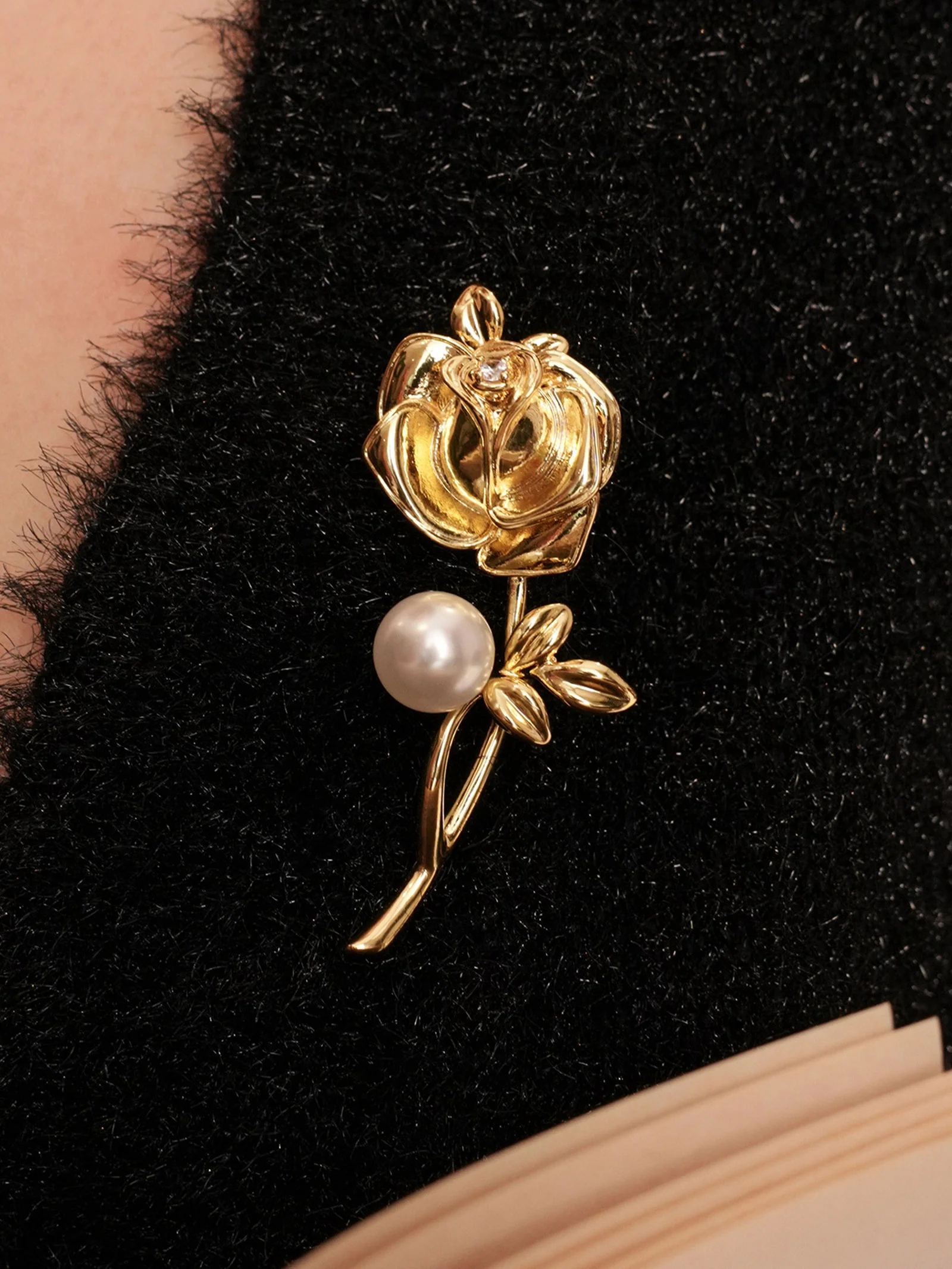 Freshwater Pearl & Alloy Rose Carved Brooch - Image 2