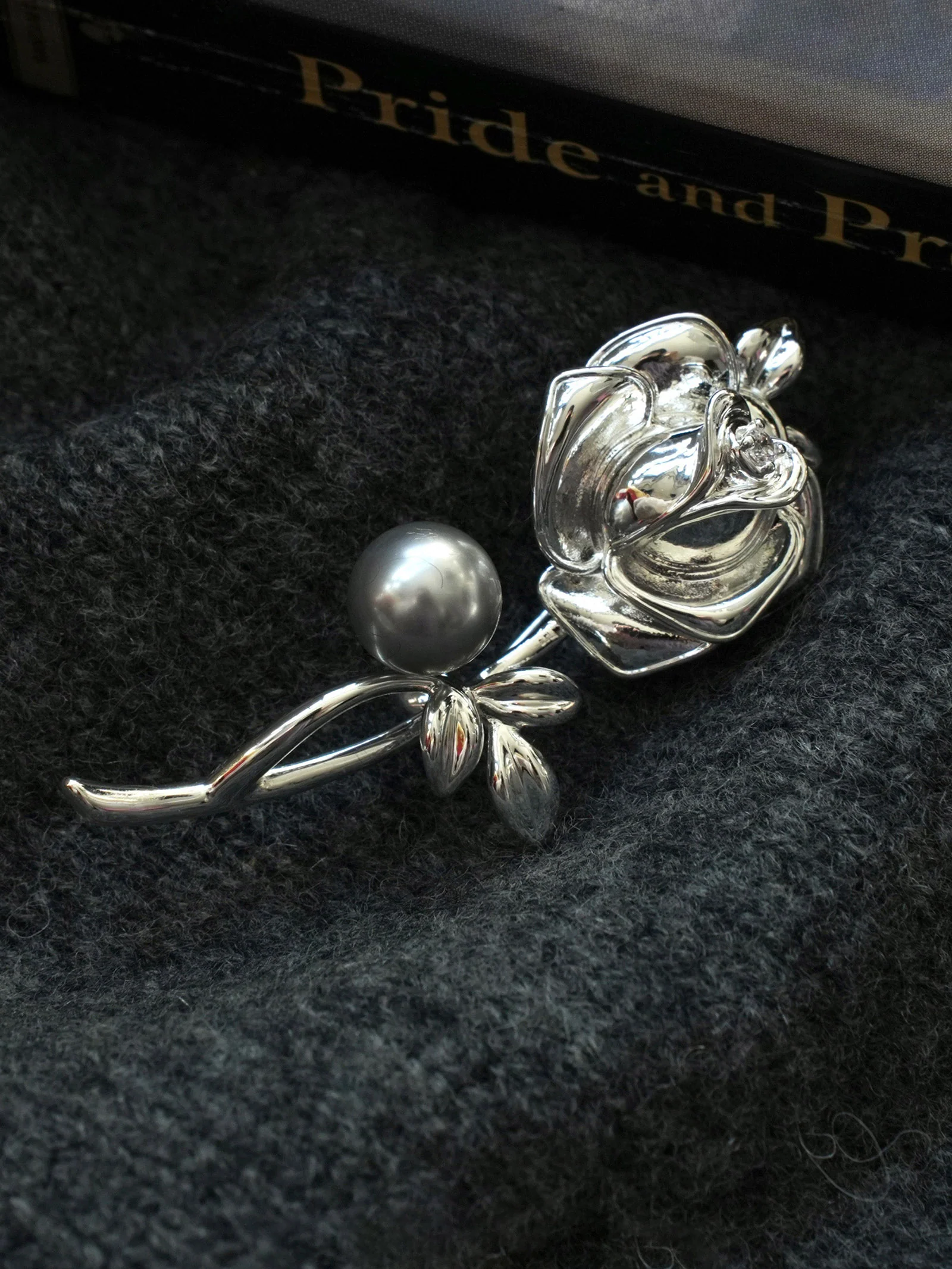 Freshwater Pearl & Alloy Rose Carved Brooch - Image 3