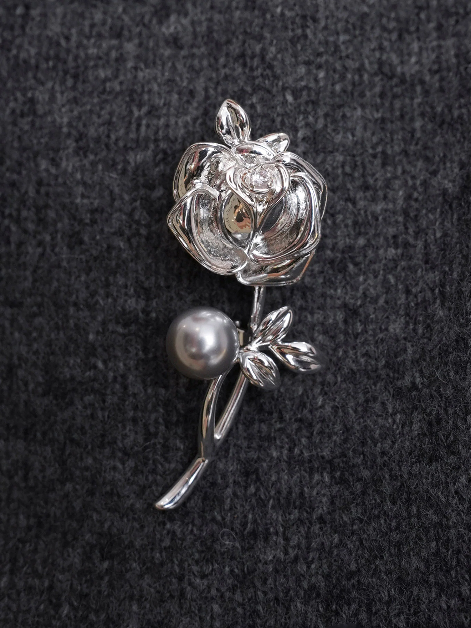 Freshwater Pearl & Alloy Rose Carved Brooch - Image 4